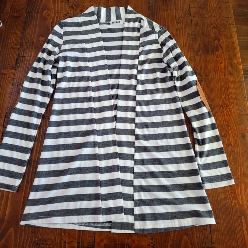Woman's long-sleeved cardigan sweater
